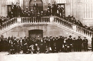 1914 conscrits devant la mairie de sorgues