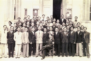 1940 les indochinois devan la mairie de sorgues(a gauche,en bas  mr do van luong)