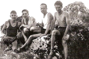 1954  les garçons avec le pere sigaud 