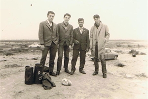 1962  équipe au bord de mer