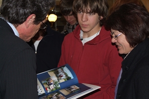 Après la visite du Sénat (Palais Luxembourg) à Paris: un cadeau pour M. Dr. Alain Millon